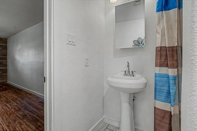 Building Photo - 8159 Glenhollow Dr