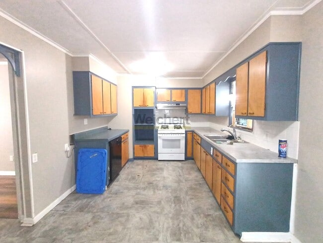 Building Photo - 4-Bed, 2-Bath house with huge backyard