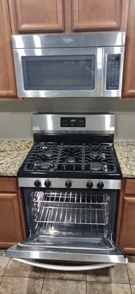 gas oven & cooktop - 211 Ashley Dr