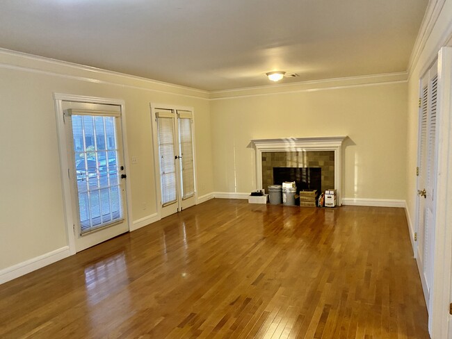 Living room with beautiful wood floors - 1222 Spruce St