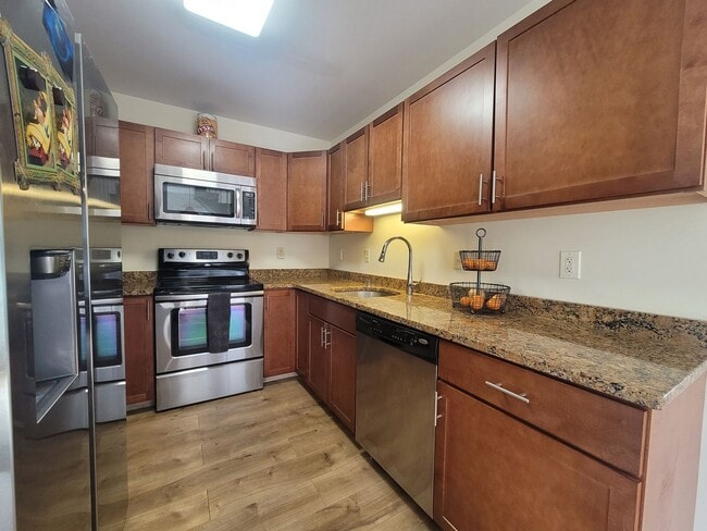 Building Photo - 6 month SUMMER SEASONAL on the River - $500 DISCOUNT!! - $2400/mo 2 bed 2 bath available now!
