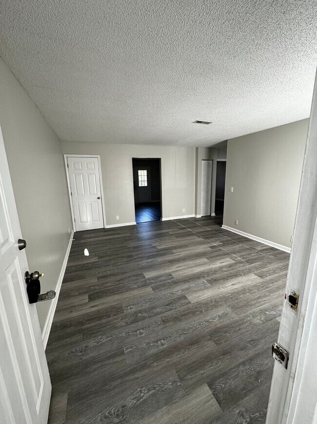 Building Photo - 2 Bed/1 Bath Great Hermitage Location – Spacious Home with Easy Nashville Commute