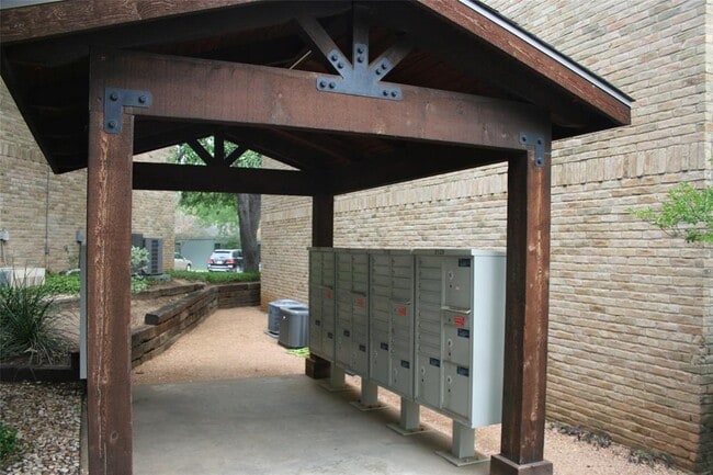 Building Photo - 8210 Bent Tree Rd