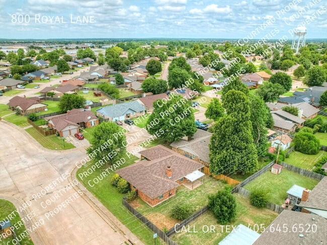 Building Photo - 800 Royal Ln