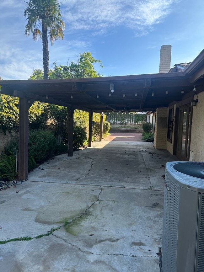 Building Photo - JUST LISTED! Single-Story Condo