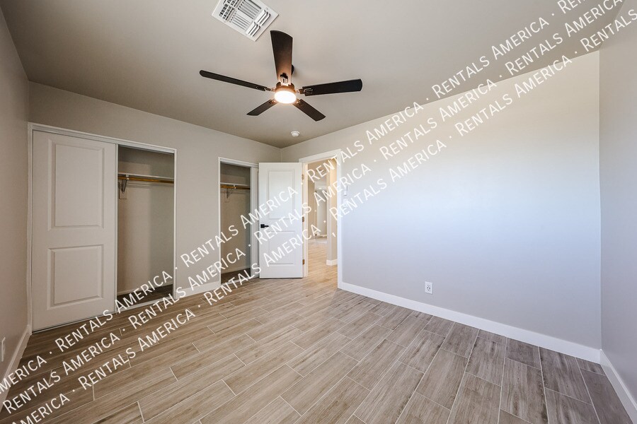 Building Photo - 1704 E Pickrell Dr