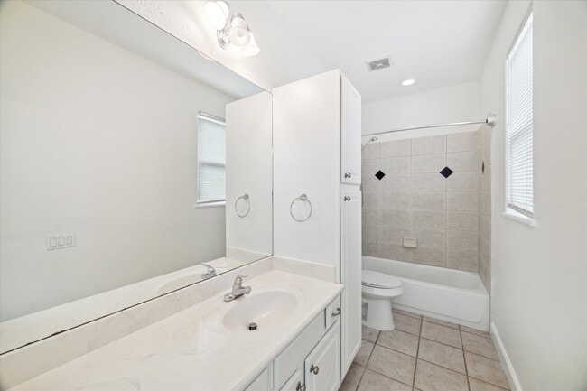 Building Photo - 2402 Calumet St