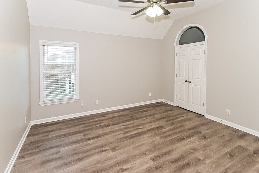 Building Photo - 1960 Chimneyrock Blvd E