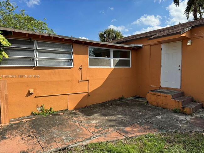 Building Photo - 1018 N 17th Ct