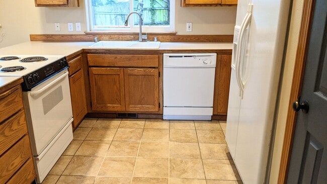 Building Photo - Spacious Four Bedroom in Great Location!