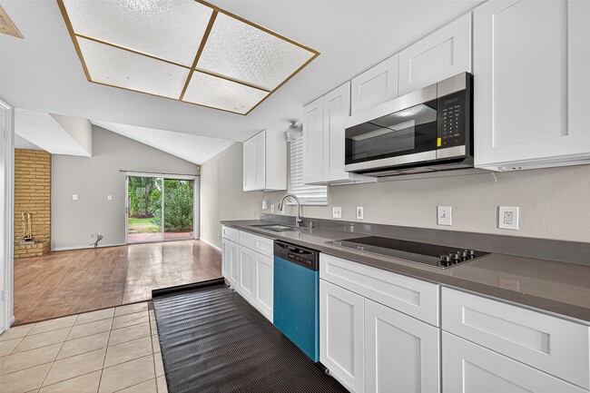 Building Photo - 2042 Hilton Head Dr