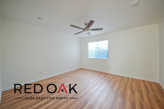 Building Photo - Spacious, Remodeled, One Bedroom with Stai...