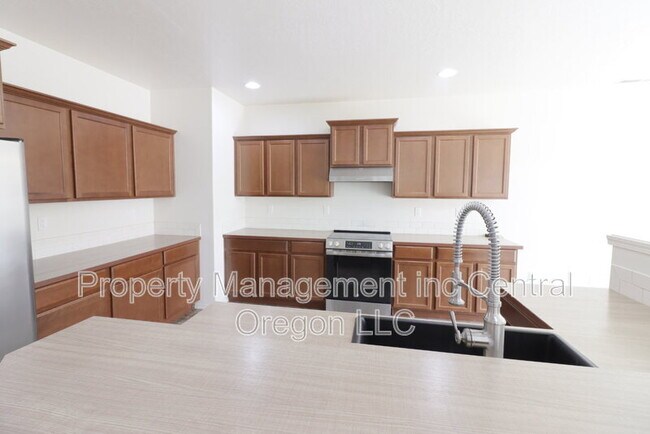 Building Photo - 3576 SW Pumice Ave