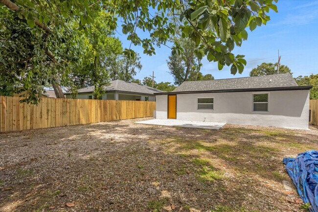 Building Photo - 812 W Miller St