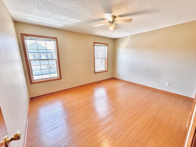 Building Photo - Rare Detached 4bed Townhome in Prime Shako...