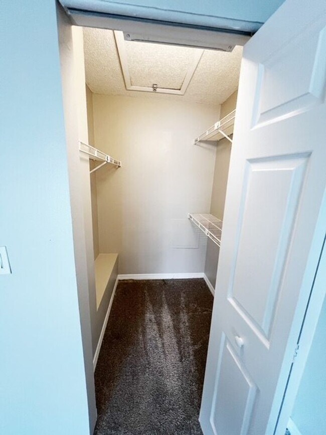 Building Photo - Corner Unit - 2nd Floor- 1 Bedroom 1 Bath for Lease in Brandon, FL