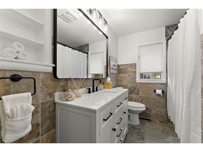 Building Photo - 1424 Vista Ln SW