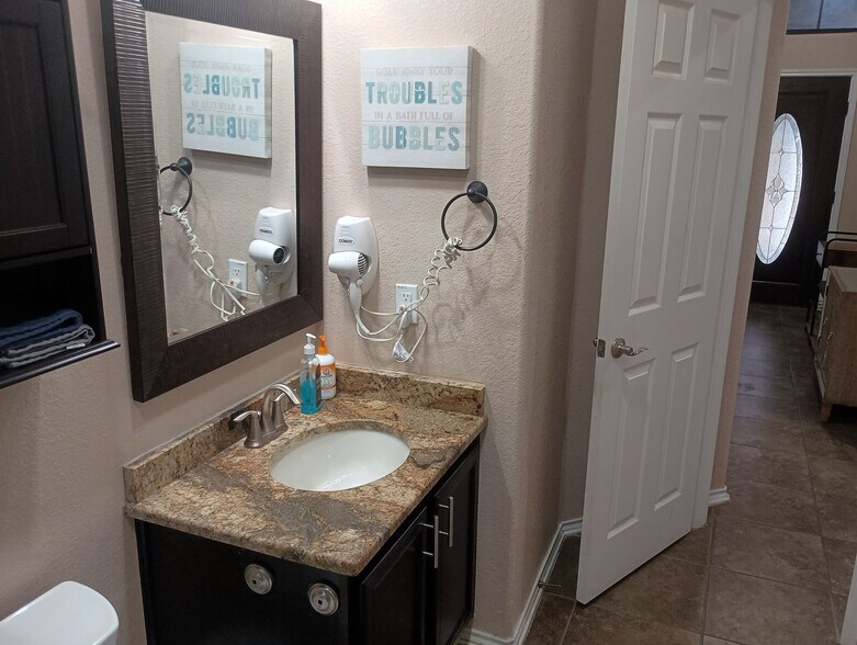 Building Photo - Room in House on Arabian King