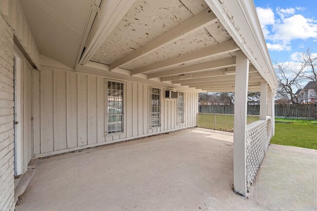 Building Photo - 4402 Seabreeze Dr