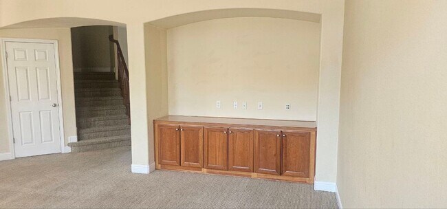 Building Photo - Spacious 5-Bedroom, 2.5-Bath Home for Rent in Madera