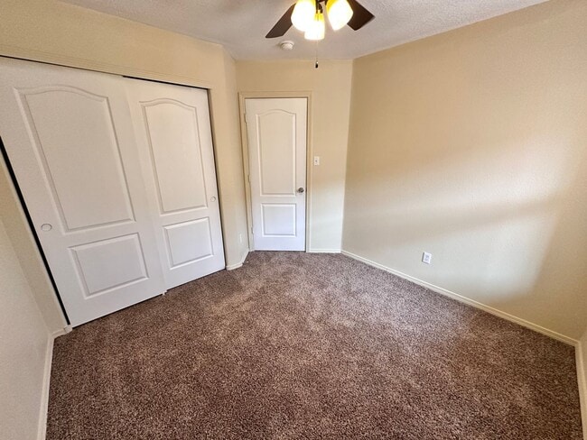 Building Photo - Super cute 3 bed 2 bath home in Huning Ranch. MOVE IN SPECIAL! 1/2 OFF 2ND MONTHS RENT!