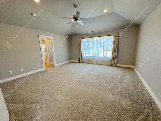 Building Photo - 4BR - 2.5 BA SE Bend home in great neighborhood with park and pool!