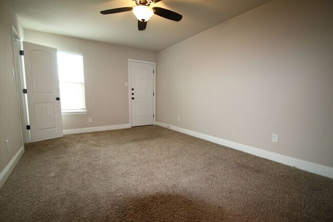 Building Photo - No Water Bill. No Lawn Care. Just Move In. | 3BD/2BA Duplex in Weatherford TX | Ready Now — Act F...