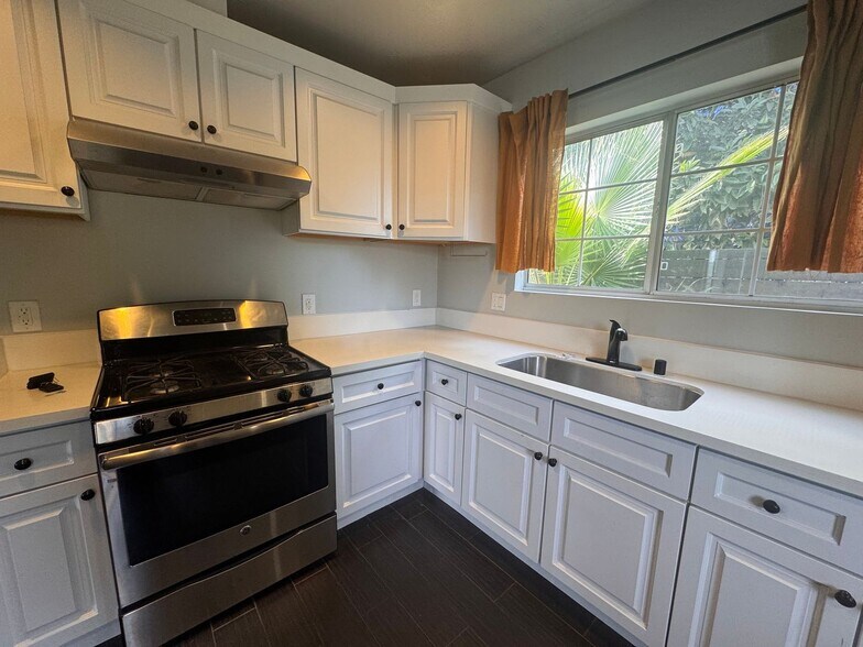 Building Photo - 703 N Ave 54