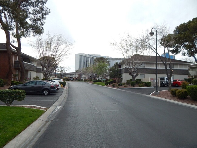 Building Photo - 769 Oakmont Ave