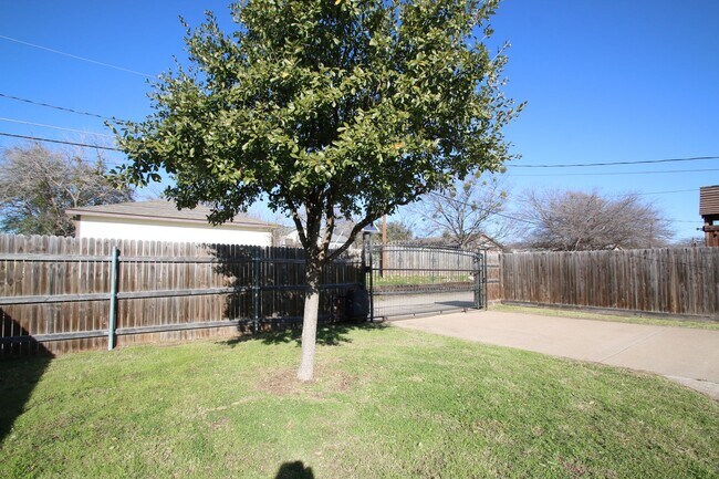Building Photo - Upgraded 3BR Home | Granite Kitchen, High Ceilings & Gated Backyard | Minutes to Downtown Fort Worth