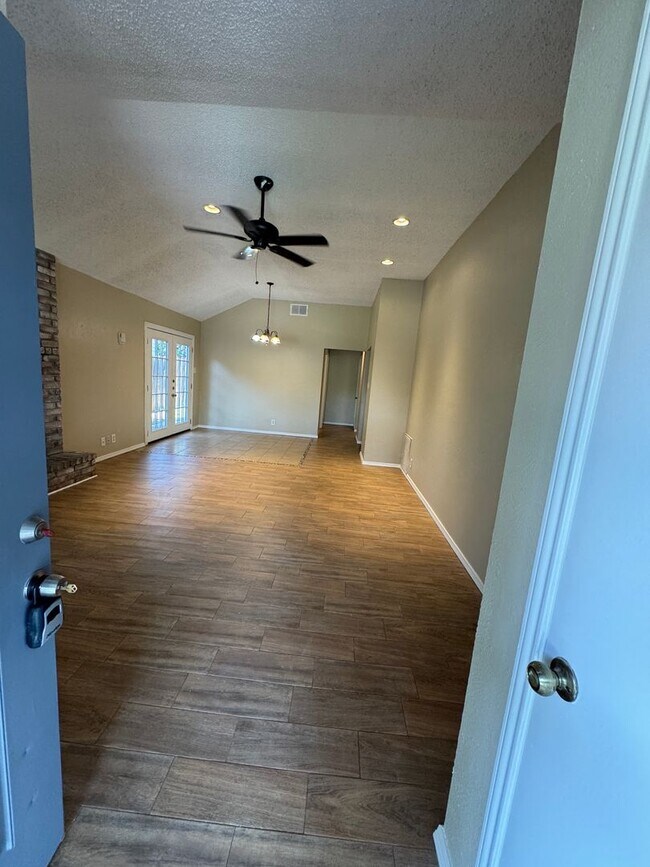 Building Photo - NORTHWEST  |  EXCELLENT LOCATION  |  FRESH PAINT INSIDE & OUTSIDE (July 2026)  |  SINGLE STORY  |...