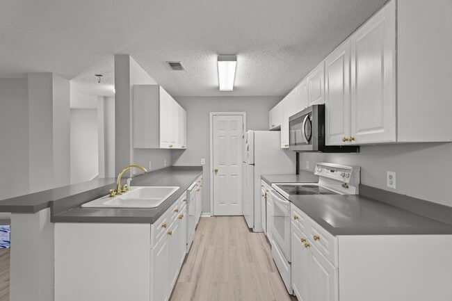 Building Photo - 2113 Sanderling Dr