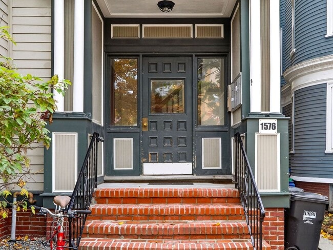 Building Photo - 1576 Cambridge St
