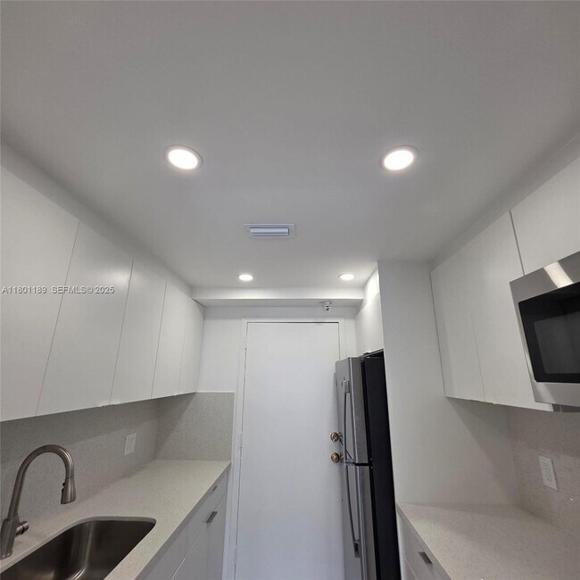 Building Photo - 2350 NE 135th St