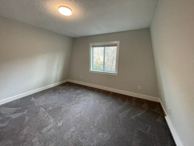 Building Photo - Fairview Rental!
