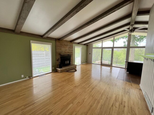 Building Photo - Spacious & Secluded 2BR/2BA Wauwatosa Sing...