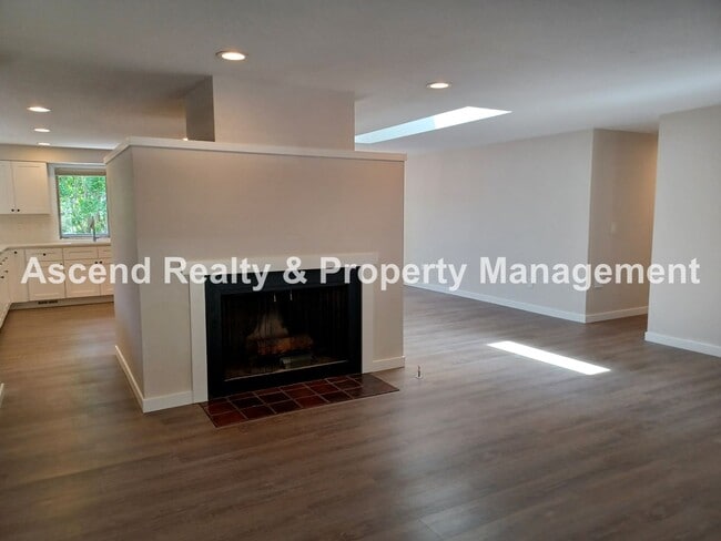 Building Photo - Wonderful Lake Oswego One Level 2 Decks 2 ...