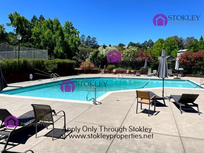 Building Photo - 1542 Ashwood Dr