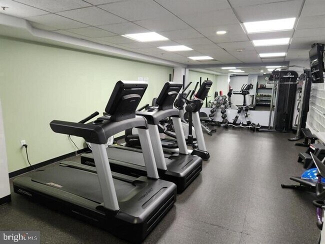 Building Photo - Thomas Circle/Mount Vernon One Bedroom W/P...