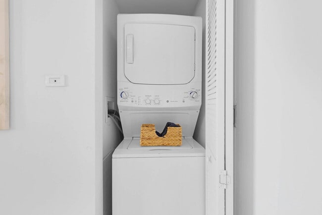 Building Photo - 1180 E Hallandale Beach Blvd