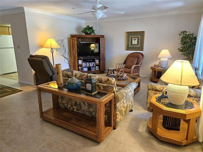 Building Photo - 492 E Shade Dr