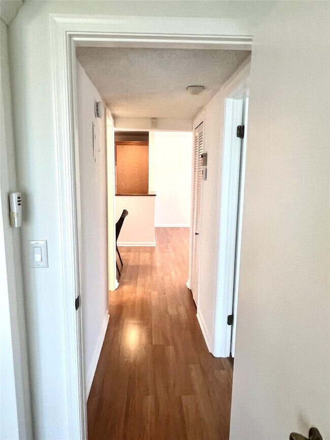 Building Photo - 6600 NE 22nd Way