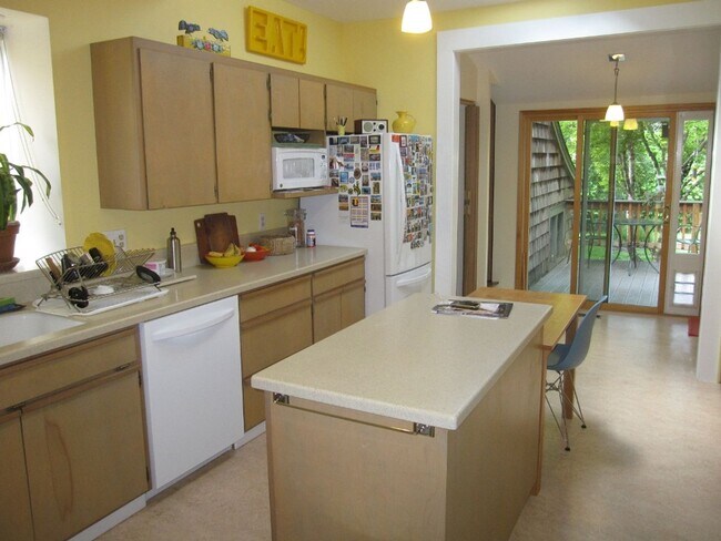 Building Photo - Charming Three Bedroom Home