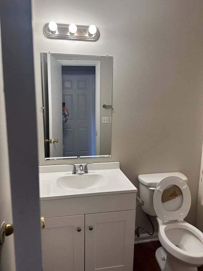 Building Photo - Newly updated pet friendly 3 bedroom duplex.