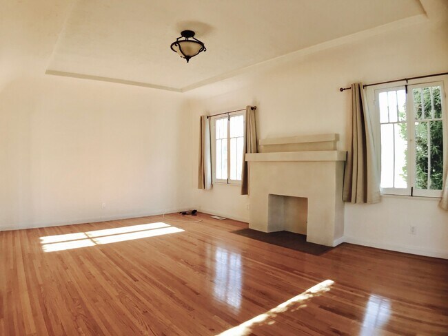 Building Photo - SFM Remodeled Home In Glendale with a Large Backyard.
