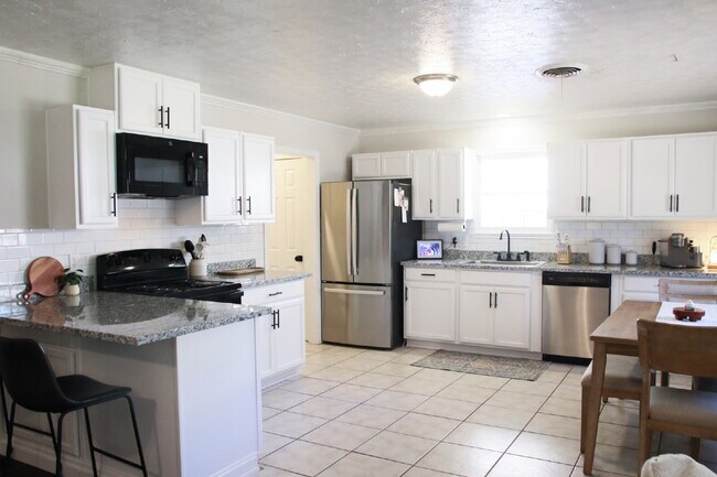 Building Photo - Large Updated Home!