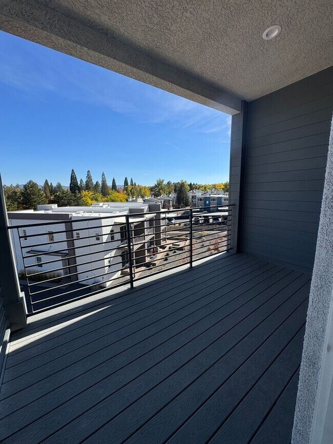 Building Photo - 1521 Golf Club Dr