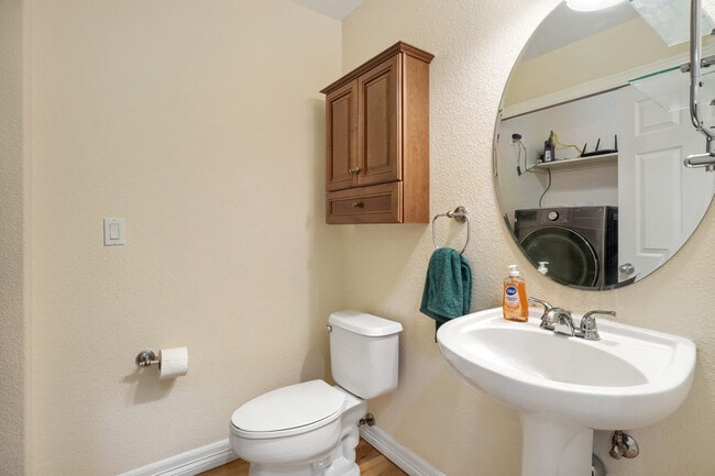 Building Photo - 692 Louis Dr
