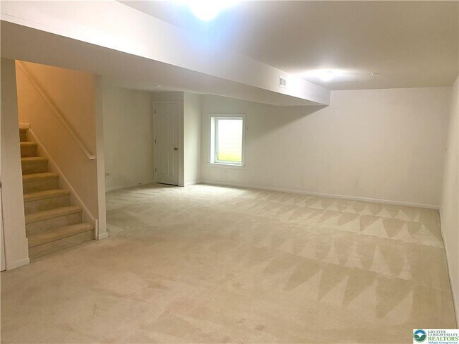 Building Photo - 985 King Way