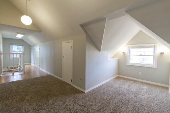 Building Photo - Rose City Park English Tudor with Stunning...
